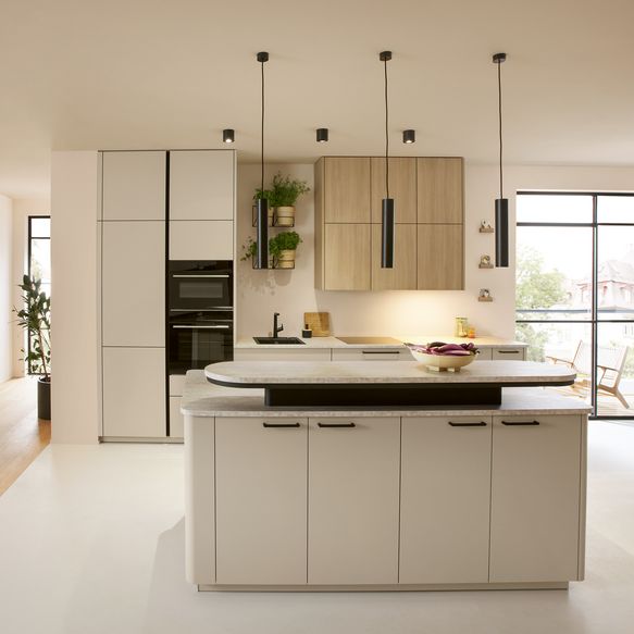 beige Küchenzeile mit Insel mit Rundungen