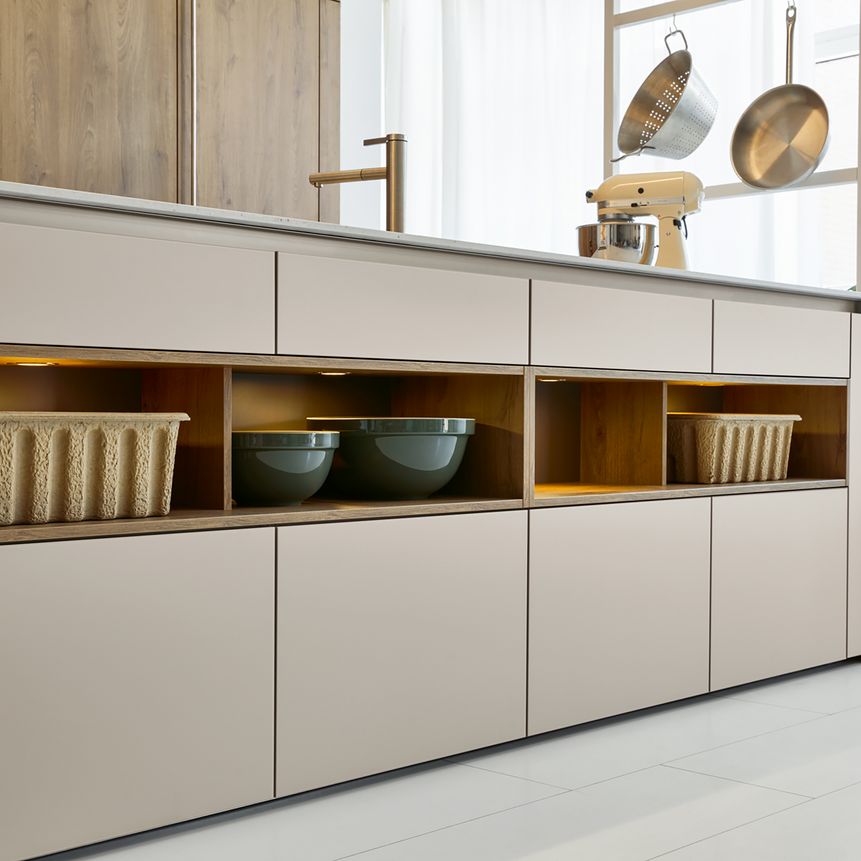 Moderne Küche mit Holzelementen