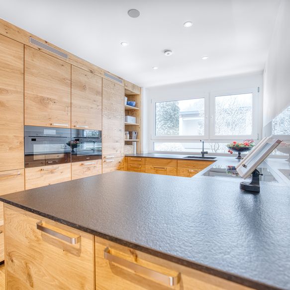 Helle Massivholzüche mit Insel und Wohnregal