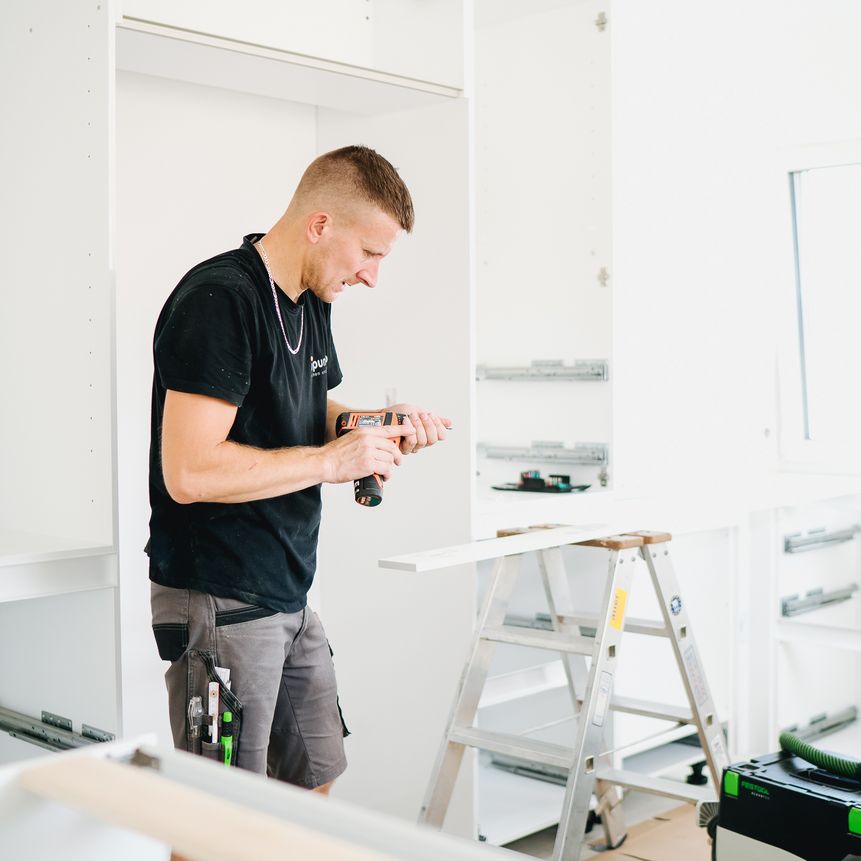 Ein kompetenter Küchenmonteur von inpuncto beim Aufbau einer Küche