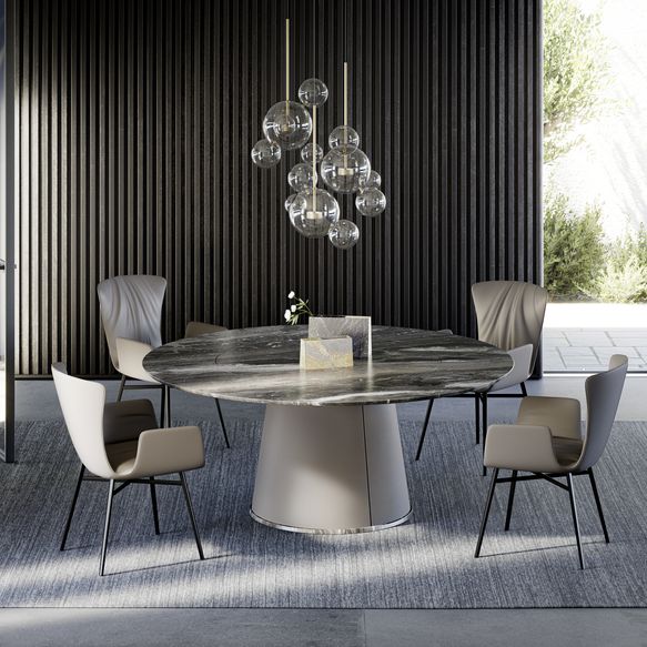 Runder Steintisch mit grauen Lederstühlen