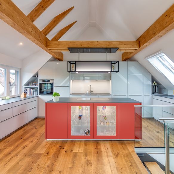 weiß rote Küche mit Insel angepasst auf Dachschräge