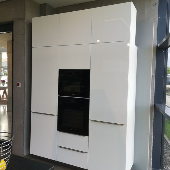 Weiße Küchenschrankwand mit Elektrogeräten