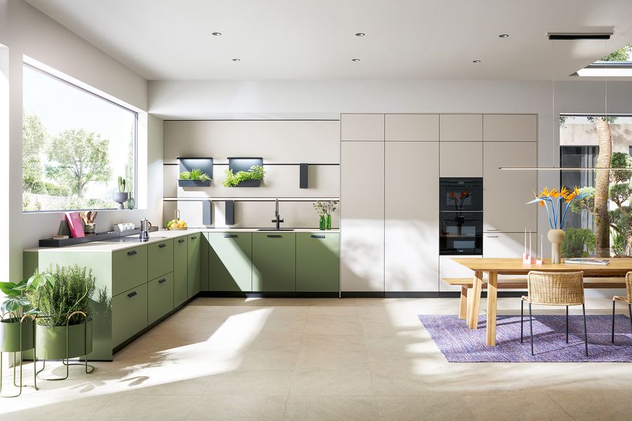 Helle offene Küche in L-Form in Pastell-Farben, hellgrün