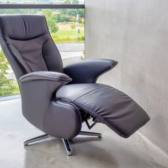 grauer Relaxsessel aus Leder mit Aufstehhilfe von Sitting Vision