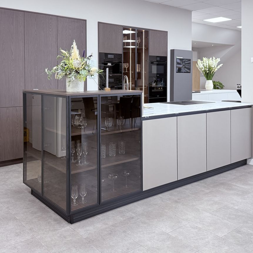 Beckermann Küche braun mit Vitrine