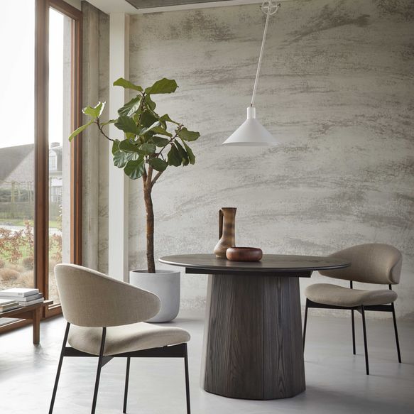 Runder Holztisch mit rundem Standfuß und Stühlen in beige