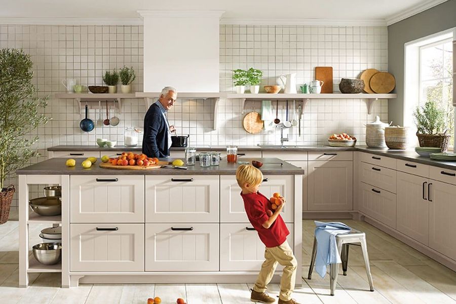 Helle Landhausküche mit großer Insel, offenen Regalen und viel Stauraum