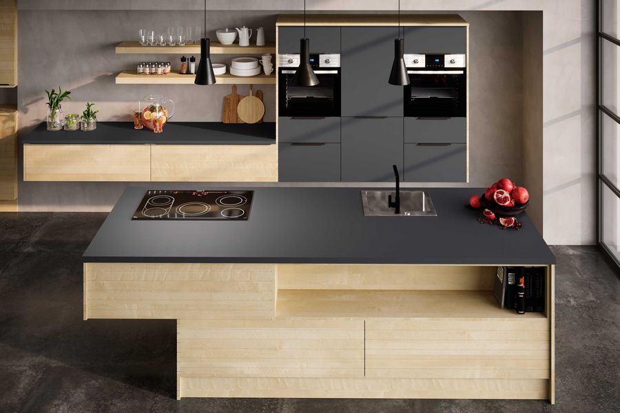 Moderne helle Holzküche mit grauen Elementen und offenen Regalen