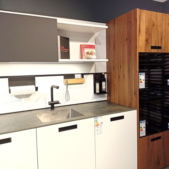 Küche L-Form in weiß und Alteiche-Furnier und Keramikarbeitsplatte