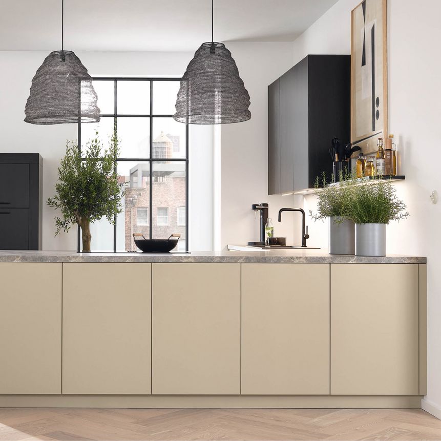 Eine klassische Küche in hellen und dunklen Naturtönen