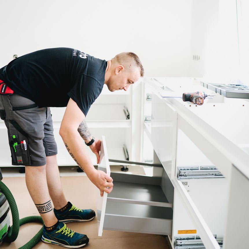 Küchenmonteur von inpuncto bei der Küchenmontage