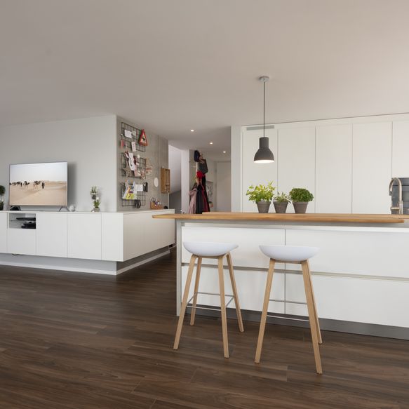 Offene, helle Wohnküche mit Garderobe und Sideboard