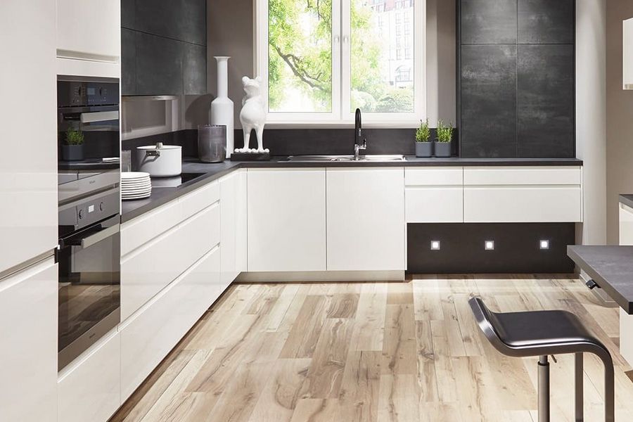 Klassische Küche in Schwarz-Weiß in L-Form