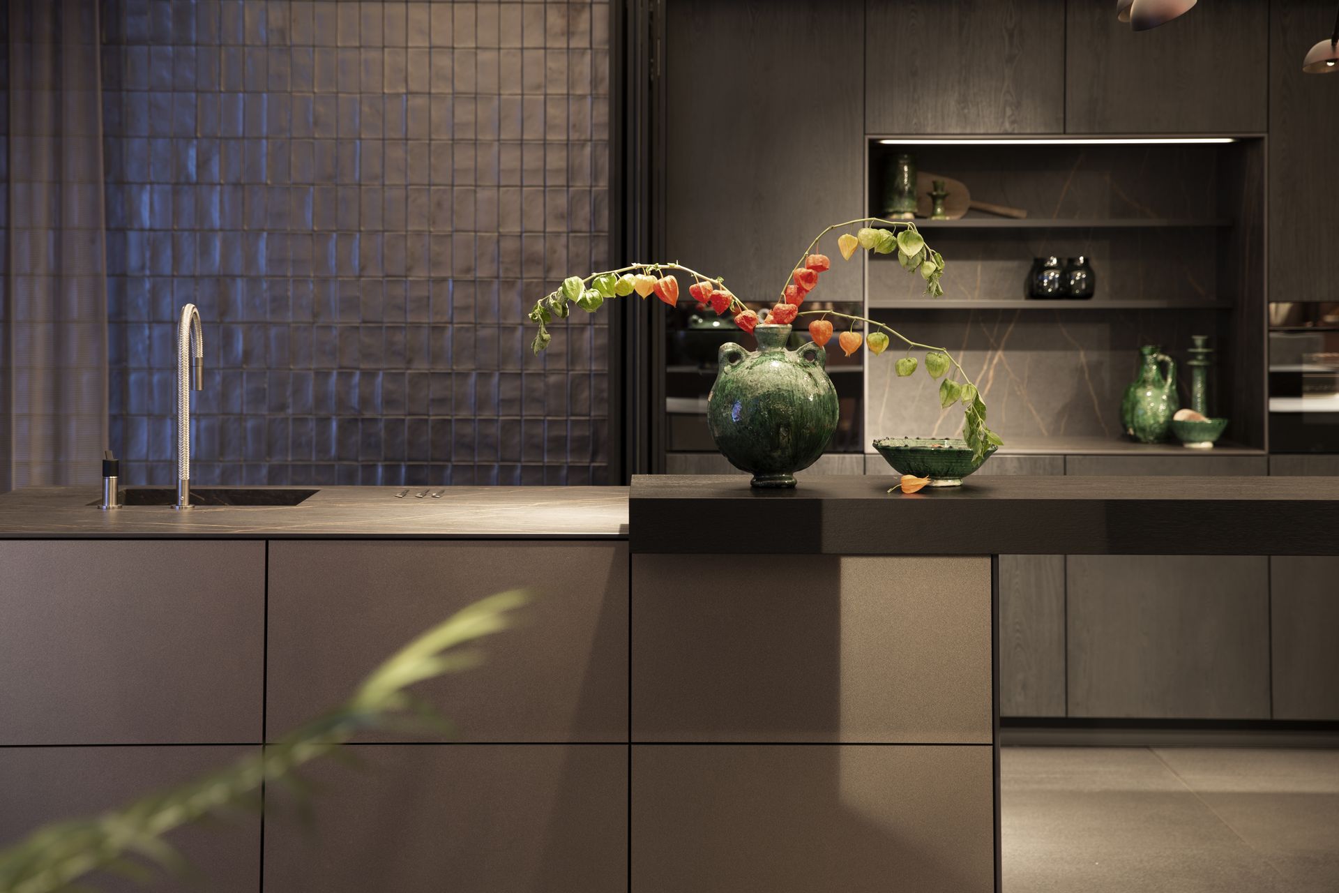Dunkelgraue, edle Küche aus verschiedenen Materialien