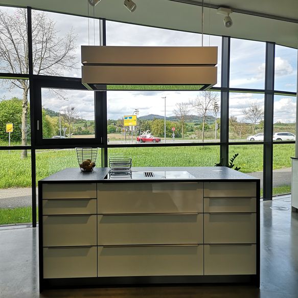 Weiße Kochinsel mit dunkelgrauer Natursteinplatte