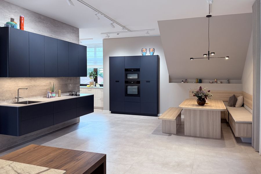 Elegante Küche mit tiefblauen Fronten