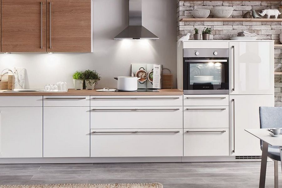 Klassische weiße Küchenzeile mit Holzdekor