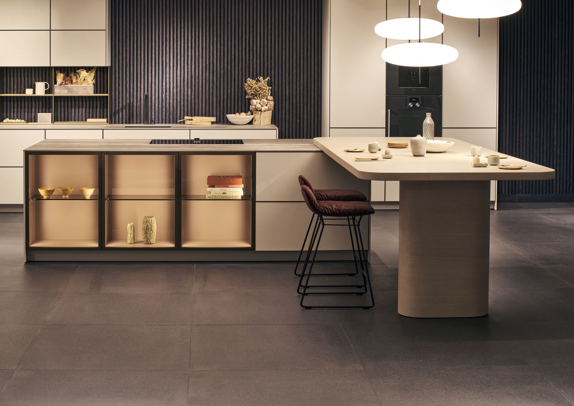 Eine moderne Küche in Naturtönen mit integriertem Essbereich