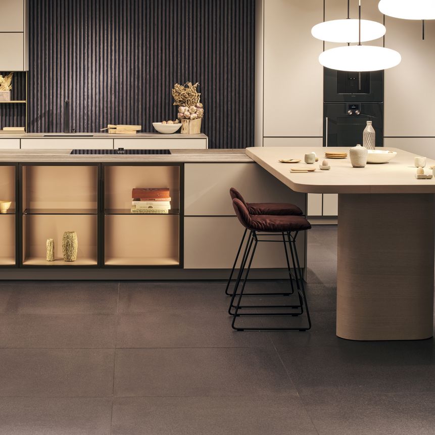 Eine moderne Küche in Naturtönen mit integriertem Essbereich