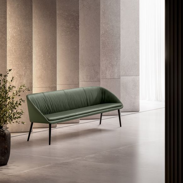 Grüne Bank mit Lederbezug und schwarzen Füßen