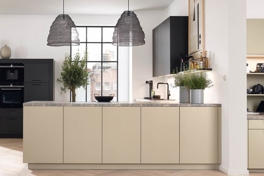 Klassische Moderne Küche in Naturtönen