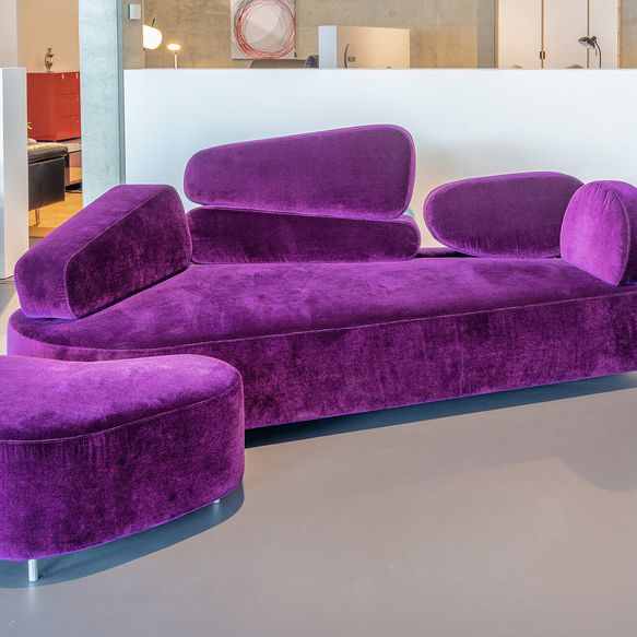 Lila Sofa mit Hocker von Brühl