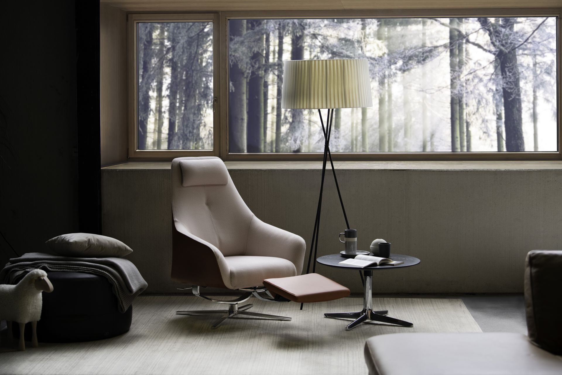 Gemütliches Wohnzimmer mit Sessel, Stehlampe und Couchtisch