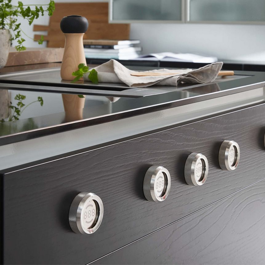 Dunkle Küche mit Kochfeld und Drehknebelsteuerung