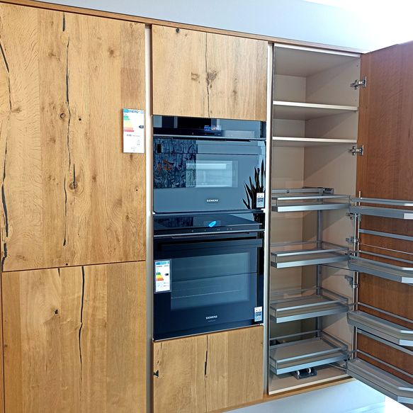 Niedrige Schrank wand Küchenzeile mit offener Schranktür