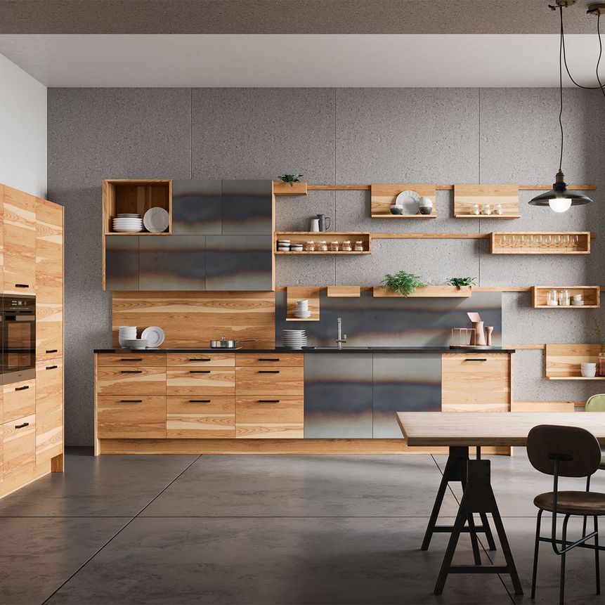 Eine helle Holzküche mit Metallelementen und kleinen Regalen