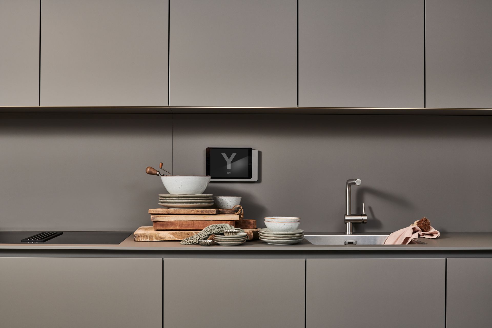 Moderne Küche mit grauen Fronten in matt