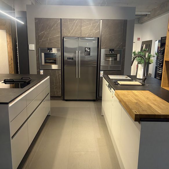 Moderne Küche in weiß und Grau mit Holzelementen