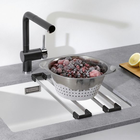 Weiße Keramikspüle mit dunkler Armatur von Blanco