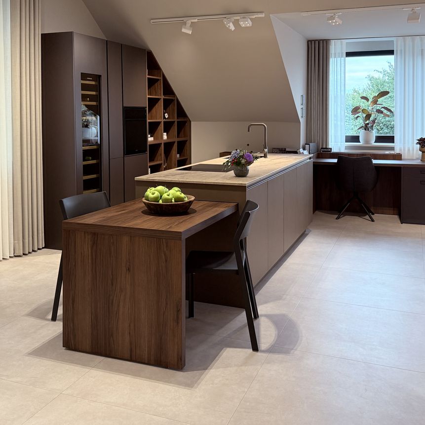 braune Beckermann Küche mit Holz unter Dachschräge