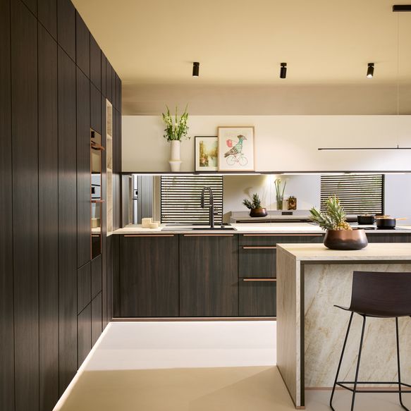 Kühe mit Insel und Hochschrankwand in dunkler Eiche