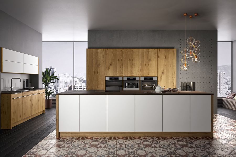 Moderne Massivholzküche aus Kernbuche und Insel mit weißen Fronten