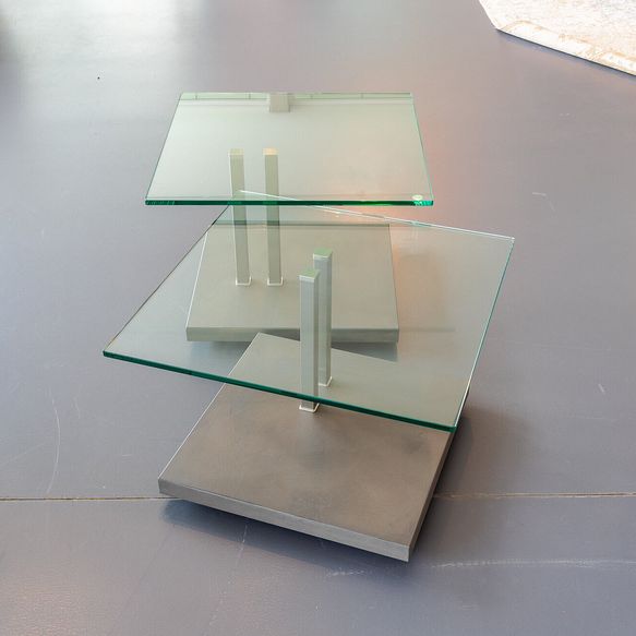 2 Glastische mit Betonsockel von Ronald Schmitt