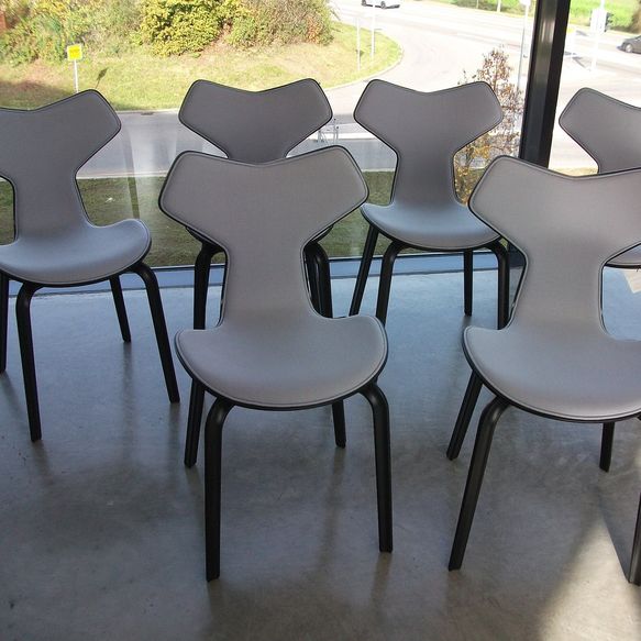 6 Stühle Grand Prix in grau von Fritz Hansen