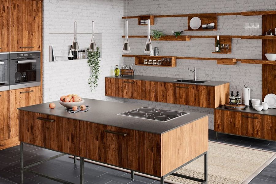 Massivholzküche aus Fichte mit Insel auf Stahlfüßen und einzelnen Wandregalmodulen