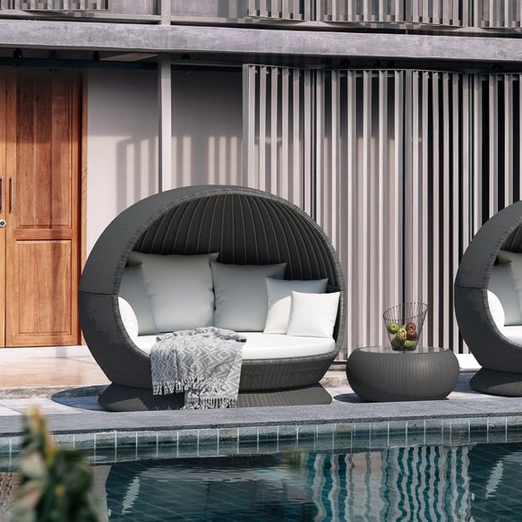 Graue Liegemuschel und Tisch