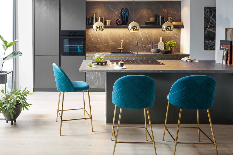 Klassisch moderne Küchenzeile mit Insel in Grautönen