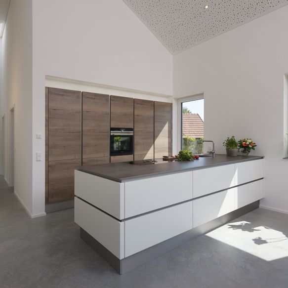 Helle, offene Küche mit Holzelementen und Garderobe 