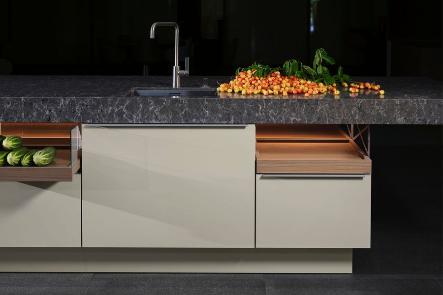 Kücheninsel in beige und grauer Steinplatte