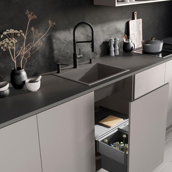 Graue Armatur und Spüle von Blanco