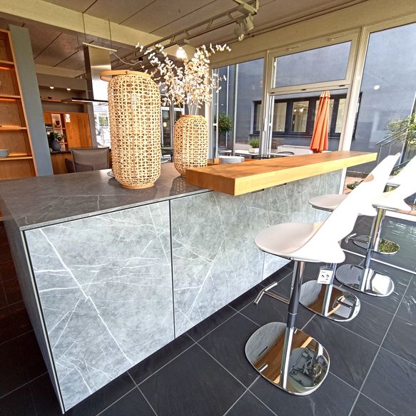 Kücheninsel in Marmor-Optik mit Bartop aus Holz