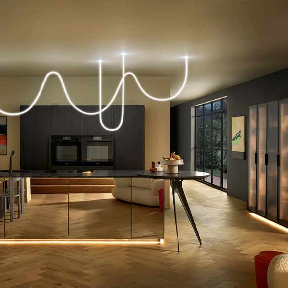 Moderne Design-Kücheninsel mit Spiegelfront und Ansetztisch