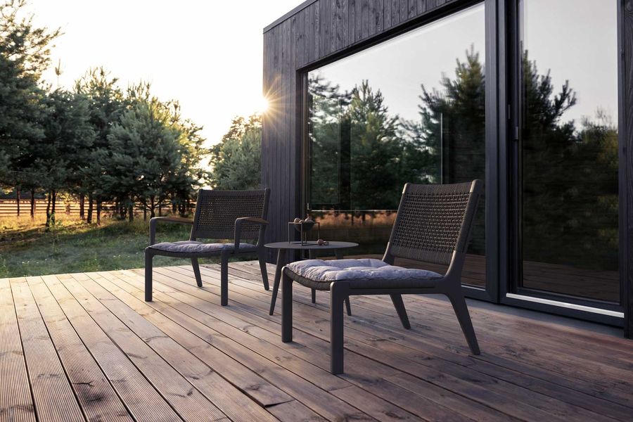 Dunkelbraune Lounge Sessel mit Flechtung