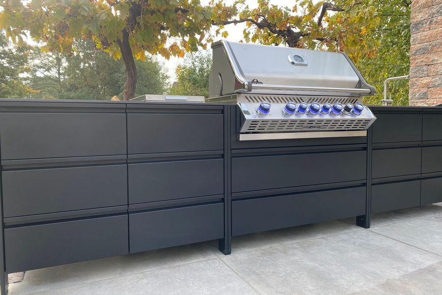 Schwarze Outdoor-Küche mit großem Gasgrill