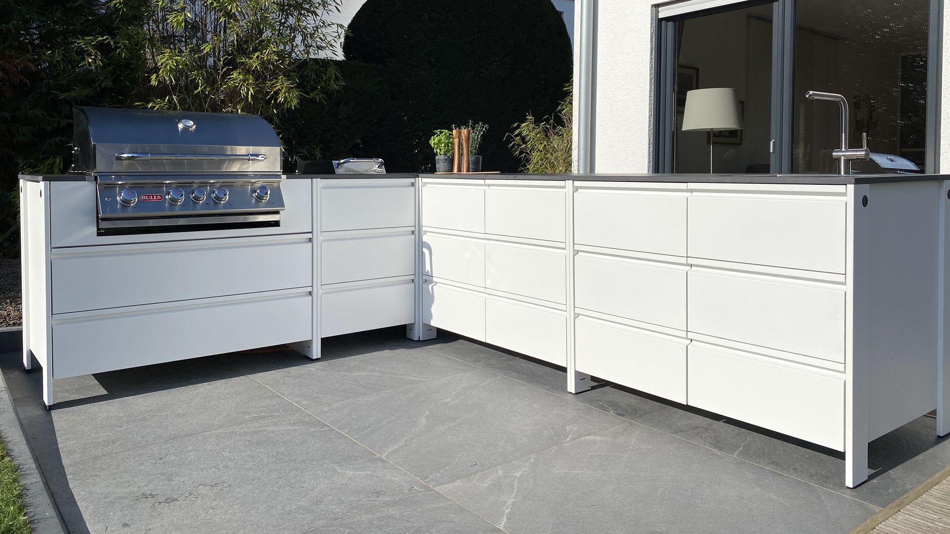 Weiße Outdoor-Küche mit Grillmodul und Edelstahl Spülbecken